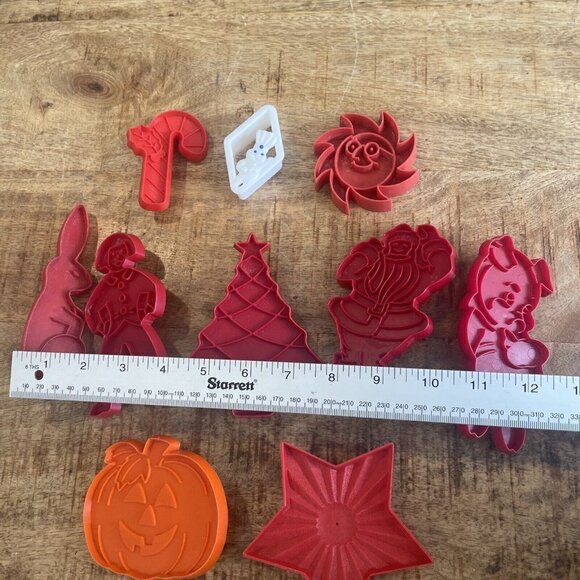 Vintage Red Holiday Cookie Cutters Pig Pumpkin Santa Rabbit Sun Star Christmas - Picture 6 of 8